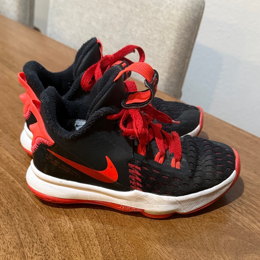 Nike Kids Black and Red Athletic Sneakers LeBron Witness Basketball Shoes 11c